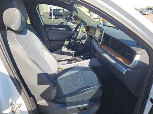 Used 2025 Volkswagen Tiguan SEL R-Line image 9