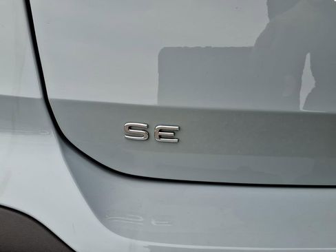 Certified 2025 Volkswagen Taos SE image 7