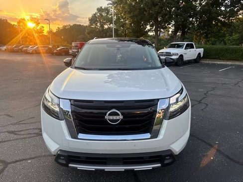 Used 2025 Nissan Pathfinder Platinum AWD/4WD image 11