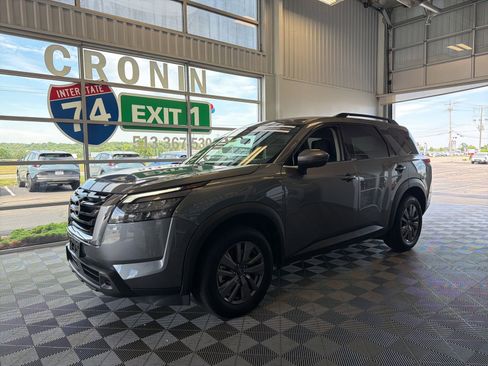 Used 2025 Nissan Pathfinder SV FWD image 3