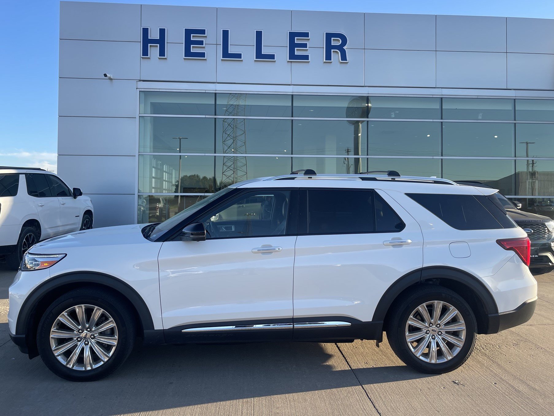 Used 2020 Ford Explorer Limited w/ Hybrid Equipment Group 310A RWD image 3