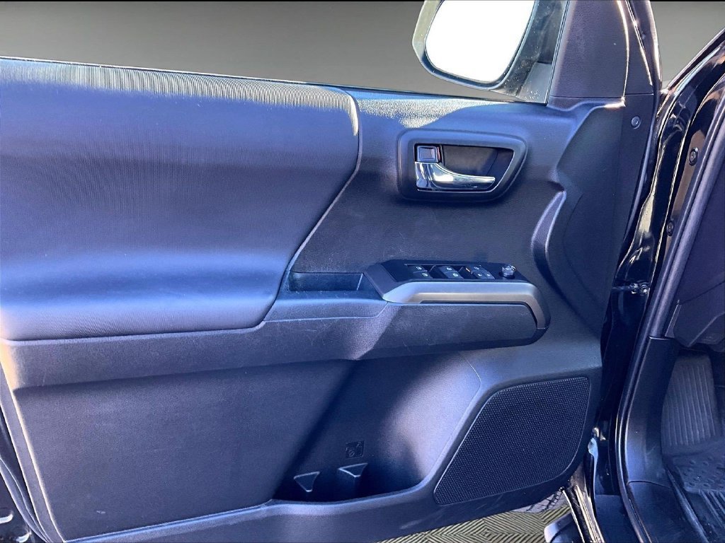 Used 2022 Toyota Tacoma TRD Sport AWD/4WD image 9
