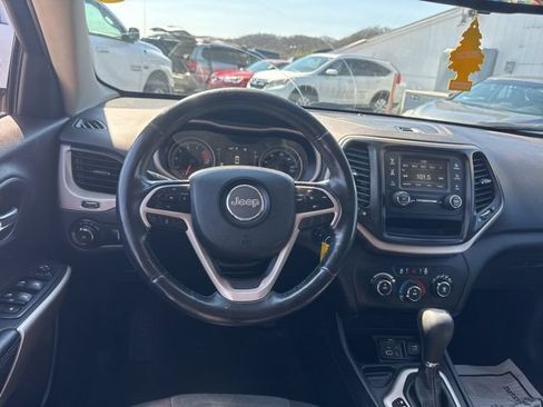 Used 2018 Jeep Cherokee Latitude w/ Altitude Package FWD image 13
