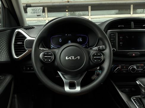 Used 2025 Kia Soul LX w/ LX Technology Package FWD image 29