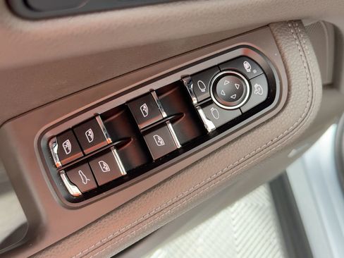 Certified 2020 Porsche Macan image 13