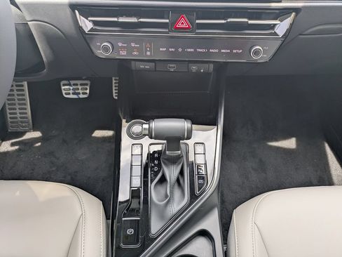 Used 2025 Kia Niro EX Touring FWD image 19