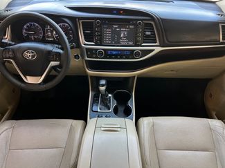 Used 2015 Toyota Highlander Limited FWD video 4