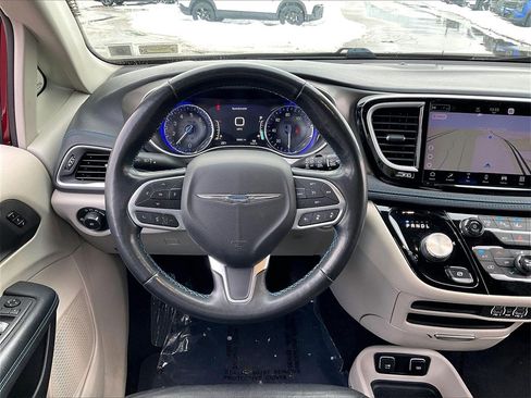 Used 2021 Chrysler Pacifica Touring-L w/ Premium & Safety Sphere Group image 17