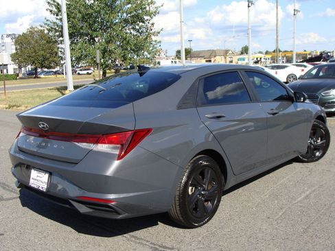 Used 2023 Hyundai Elantra SEL w/ Preferred Accessory Package image 6