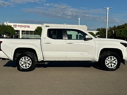 Certified 2025 Toyota Tacoma SR5 image 3