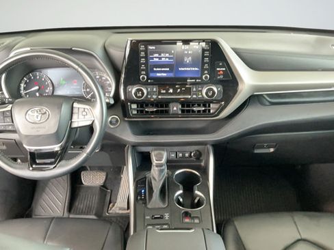 Used 2021 Toyota Highlander XLE AWD/4WD image 9