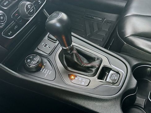 Used 2019 Jeep Cherokee Trailhawk w/ Comfort/Convenience Group image 16