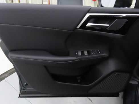 New 2025 Mitsubishi Outlander SE image 9