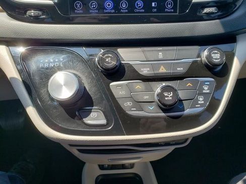 Used 2017 Chrysler Pacifica Touring FWD image 23
