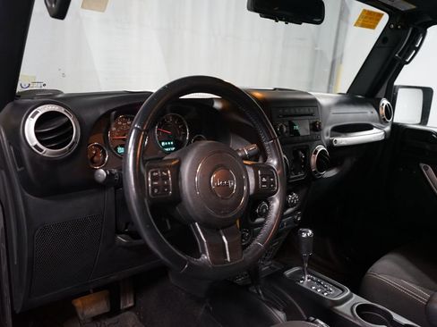 Used 2017 Jeep Wrangler Unlimited Sahara w/ Max Tow Package AWD/4WD image 7