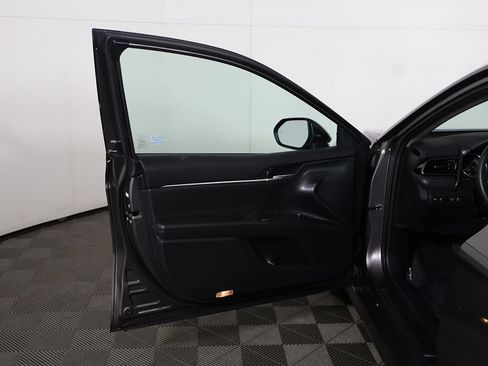 Used 2021 Toyota Camry XLE w/ Navigation Upgrade Package image 21