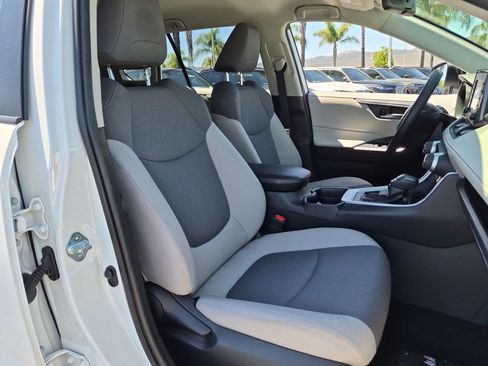 Used 2020 Toyota RAV4 XLE w/ XLE Grade Weather Package AWD/4WD image 31