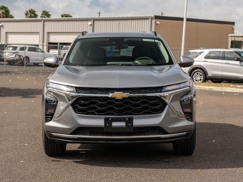 Used 2025 Chevrolet Trax LT image 2