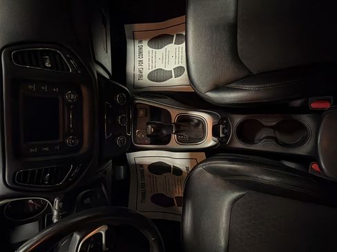 Used 2018 Jeep Compass Latitude FWD image 19