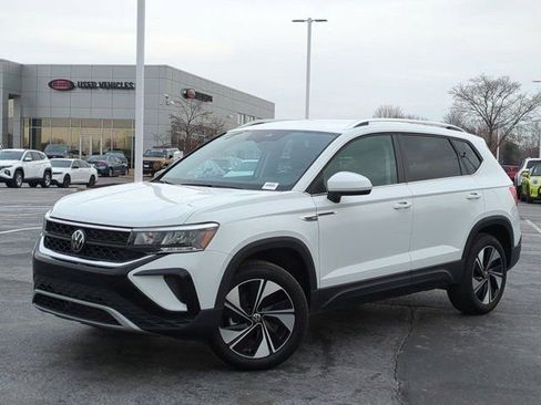 Used 2024 Volkswagen Taos SE image 2
