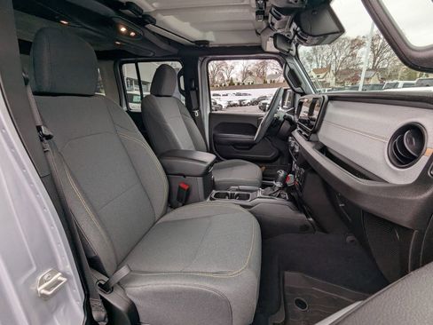 Used 2024 Jeep Wrangler Unlimited image 21