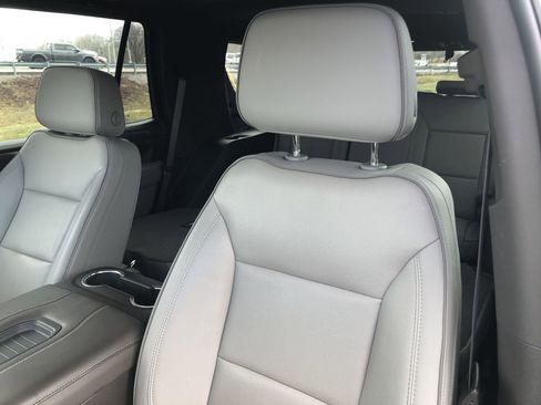 Used 2023 GMC Yukon SLT w/ SLT Premium Package image 13