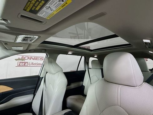 Certified 2024 Toyota Grand Highlander AWD image 11
