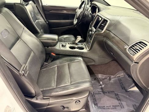 Used 2018 Jeep Grand Cherokee Overland AWD/4WD image 16