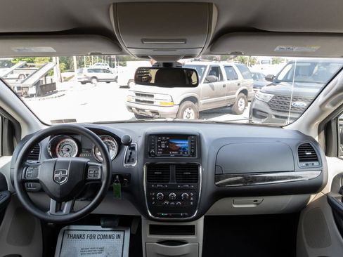 Used 2018 Dodge Grand Caravan SE w/ UConnect Hands-Free Group FWD image 2