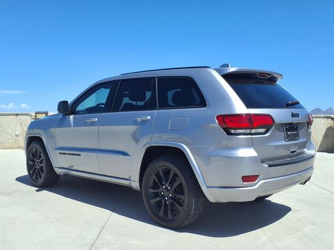 Used 2018 Jeep Grand Cherokee Altitude RWD image 4