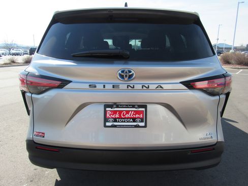 Used 2022 Toyota Sienna LE image 7