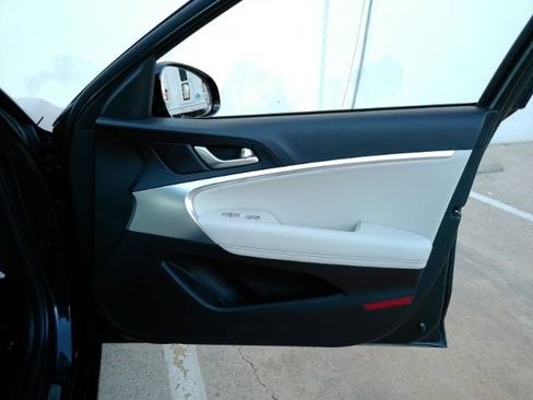 Used 2025 Genesis G70 2.5T image 20