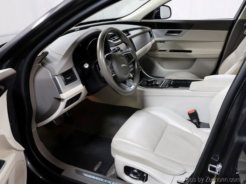 Used 2020 Jaguar XF Prestige image 12