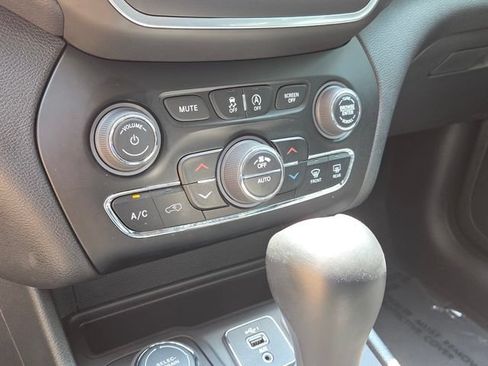 Used 2023 Jeep Cherokee Altitude Lux AWD/4WD image 22