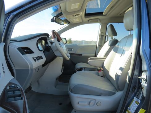 Used 2013 Toyota Sienna Limited image 26