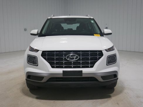 Used 2024 Hyundai Venue SEL image 2