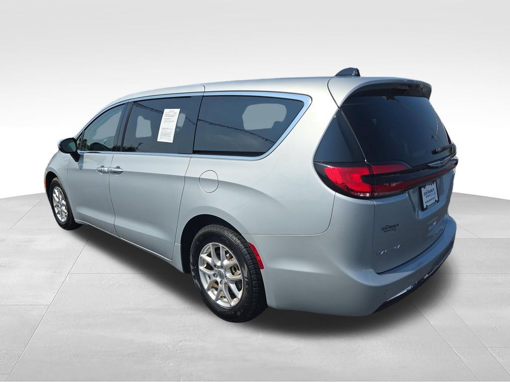 Used 2023 Chrysler Pacifica Touring-L FWD image 3