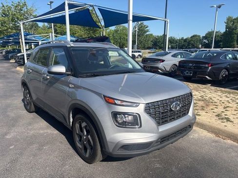 Used 2025 Hyundai Venue SEL FWD image 1