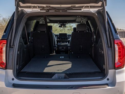 Used 2023 GMC Yukon XL SLT w/ SLT Premium Package image 29