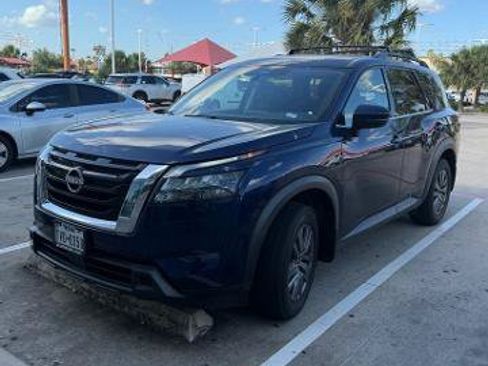 Certified 2024 Nissan Pathfinder SV FWD image 1