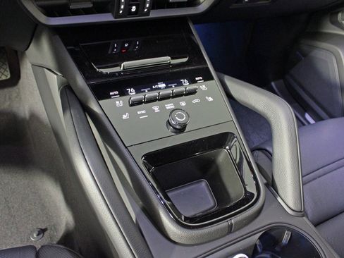 Used 2025 Porsche Cayenne Coupe image 28