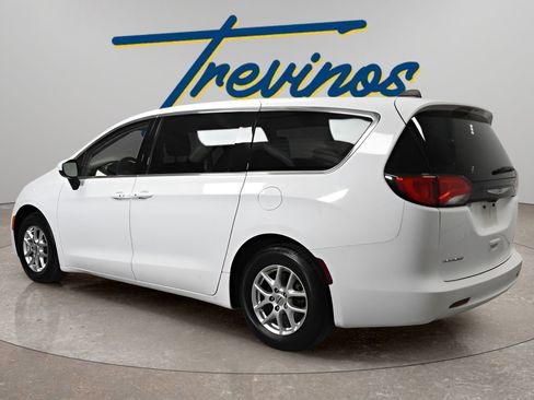 Used 2023 Chrysler Voyager LX image 9