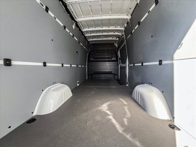 Used 2024 Mercedes-Benz eSprinter 170 Cargo image 6