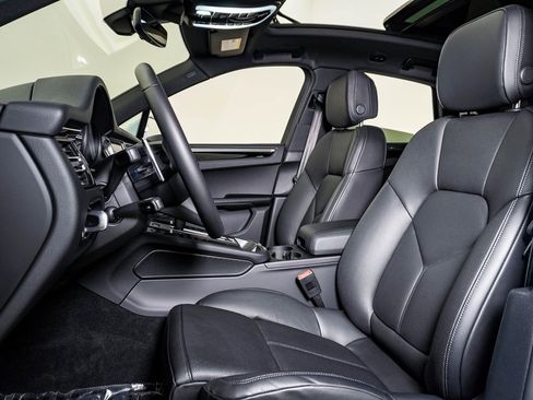 Certified 2025 Porsche Macan image 5