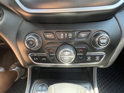 Used 2019 Jeep Cherokee Trailhawk w/ Comfort/Convenience Group AWD/4WD image 16