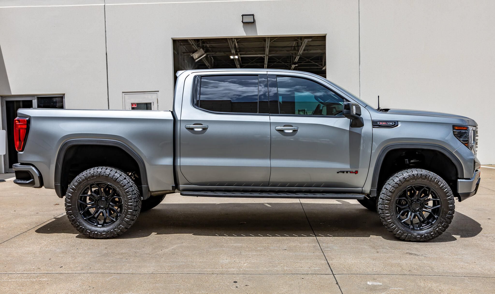 Used 2024 GMC Sierra 1500 AT4 w/ Technology Package AWD/4WD image 10