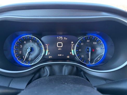 Used 2024 Chrysler Pacifica Touring-L image 10