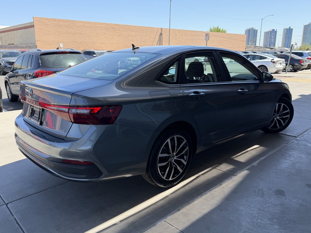 Used 2025 Volkswagen Jetta SE w/ Sunroof Package FWD image 4