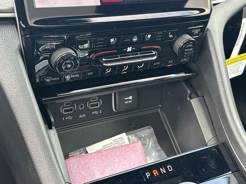 New 2025 Jeep Grand Cherokee Limited w/ Luxury Tech Group II AWD/4WD image 22