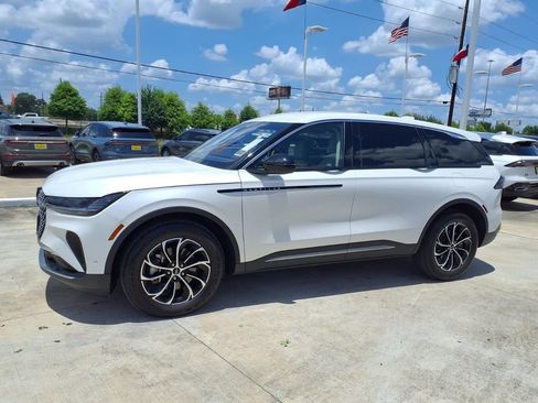 Used 2024 Lincoln Nautilus Premier AWD/4WD image 3